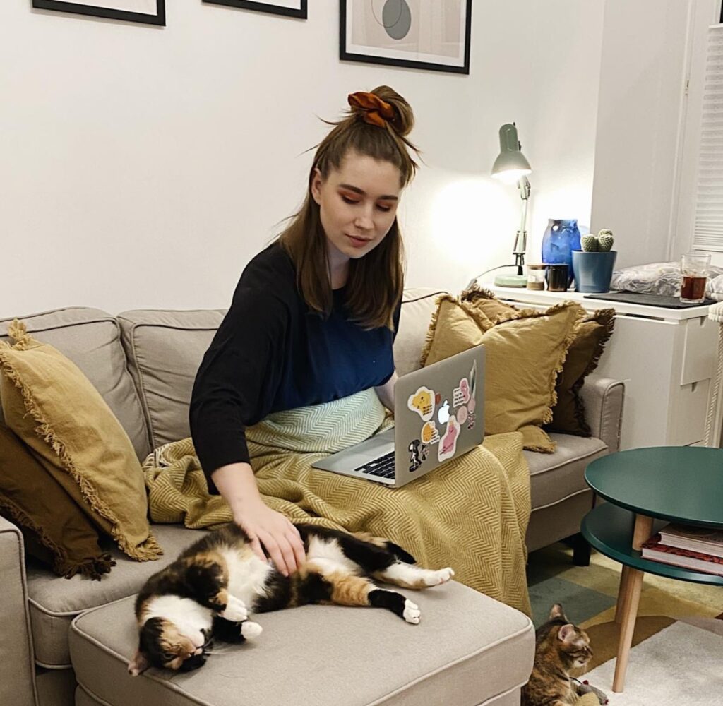 Kunde som jobber hjemmefra med katten i sofaen