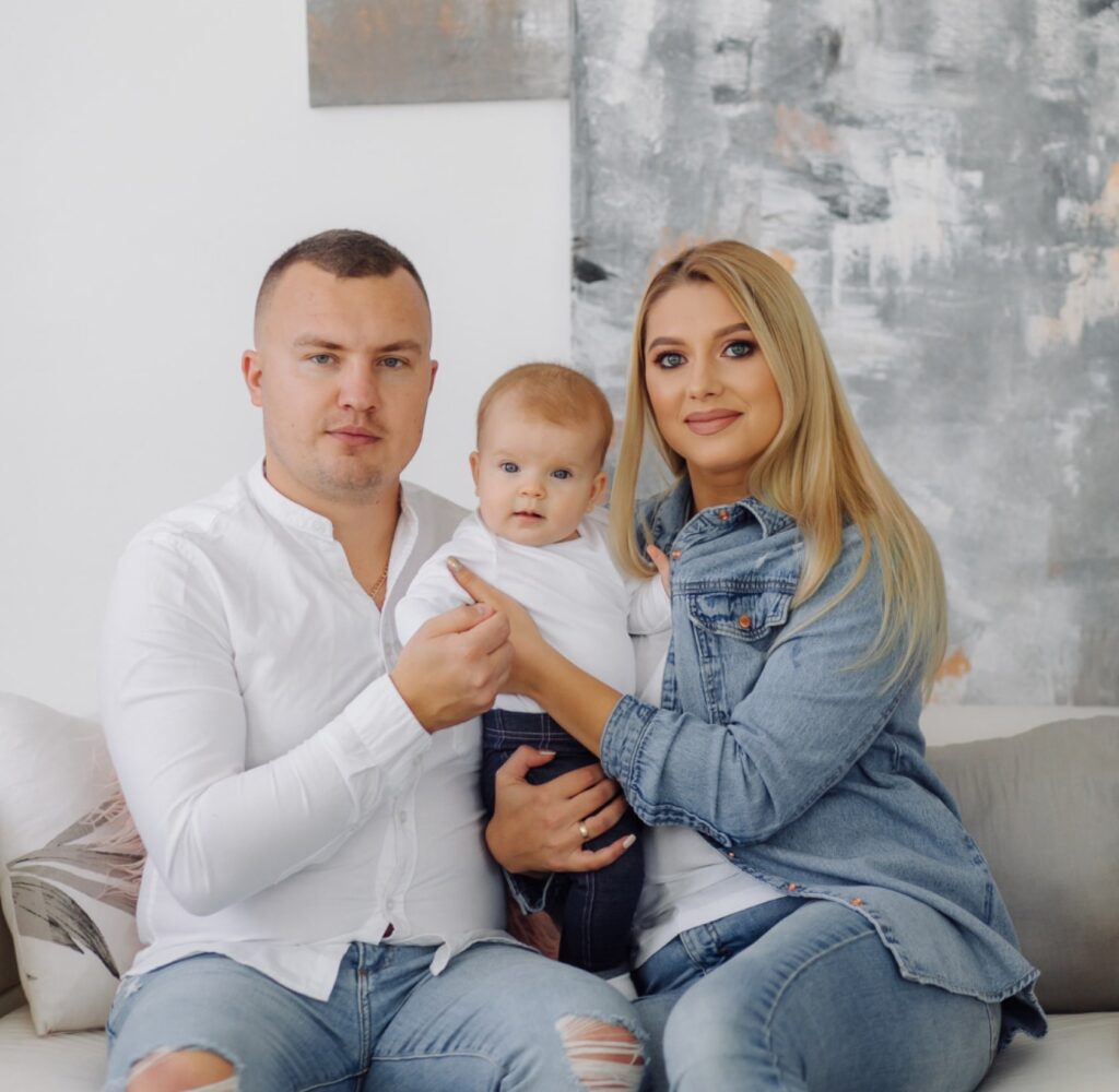 Familie med baby i sofaen