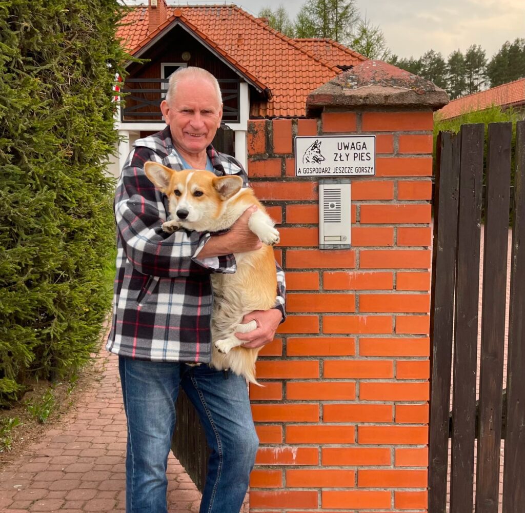 Kunde med hunden sin foran huset