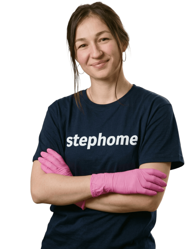 Smilende rengjøringsspesialist med rosa hansker fra Stephome